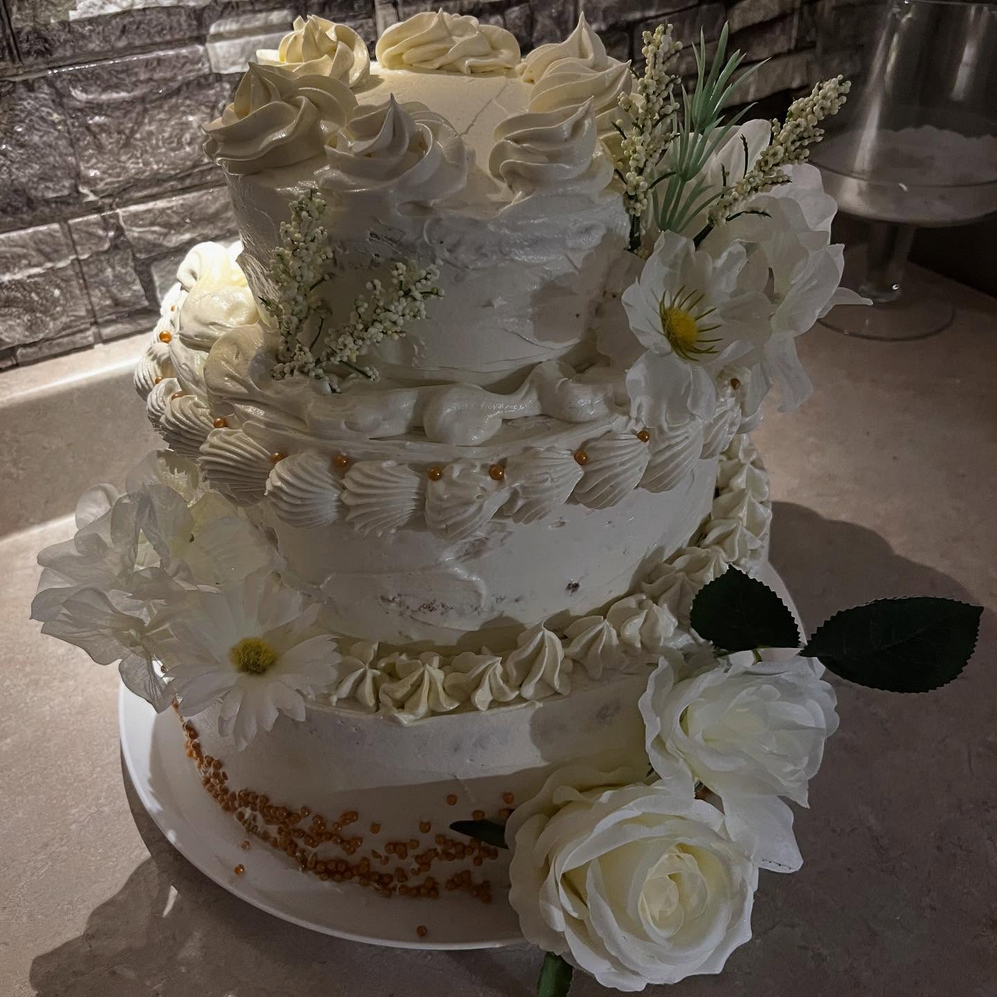 Gâteau Hibakes blanc décoré de fleurs