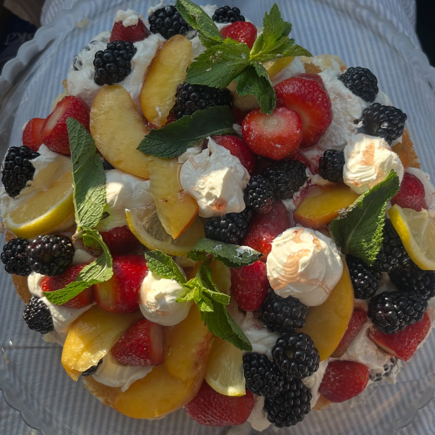 Gâteau Hibakes garni de fraises, mûres, pêches, citron et menthe