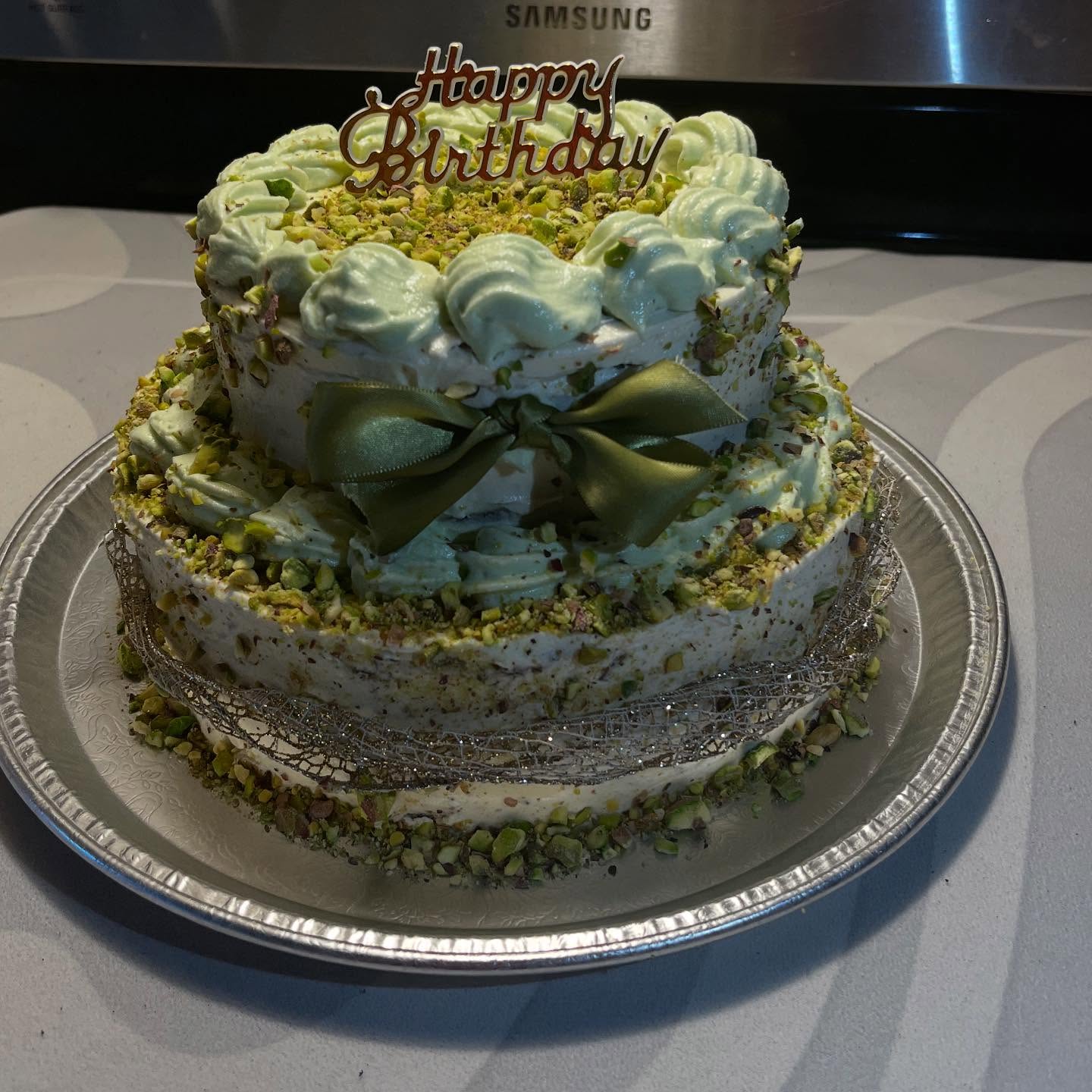 Gâteau Hibakes à la pistache décoré pour un anniversaire